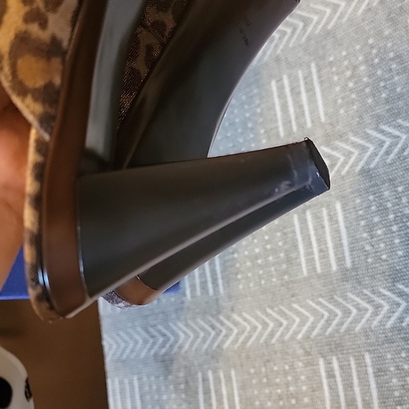 EUC Stuart Weitzman Leopard Studded Heels - Picture 9 of 12